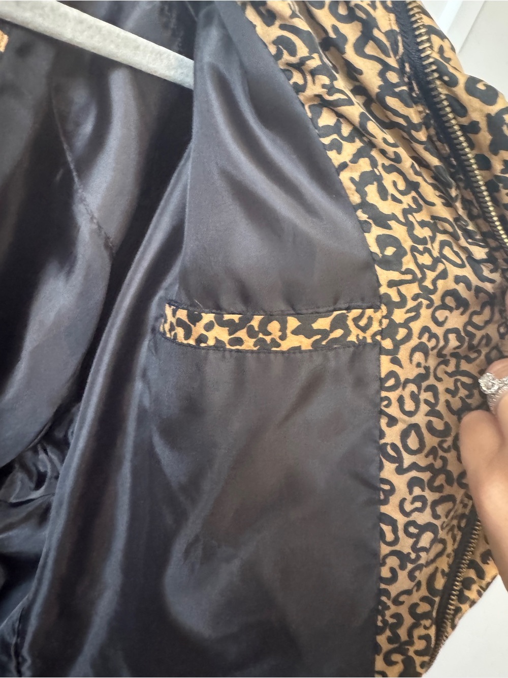 Fuda International Vintage 100% Silk Leopard Bomber Jacket
Size Small - Picture 7 of 9